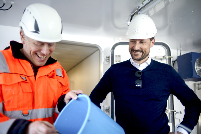The Crown Prince observes how the Institute of Marine Research is working to address the challenges of microplastics in the sea. Photo: Tuva Åserud / NTB